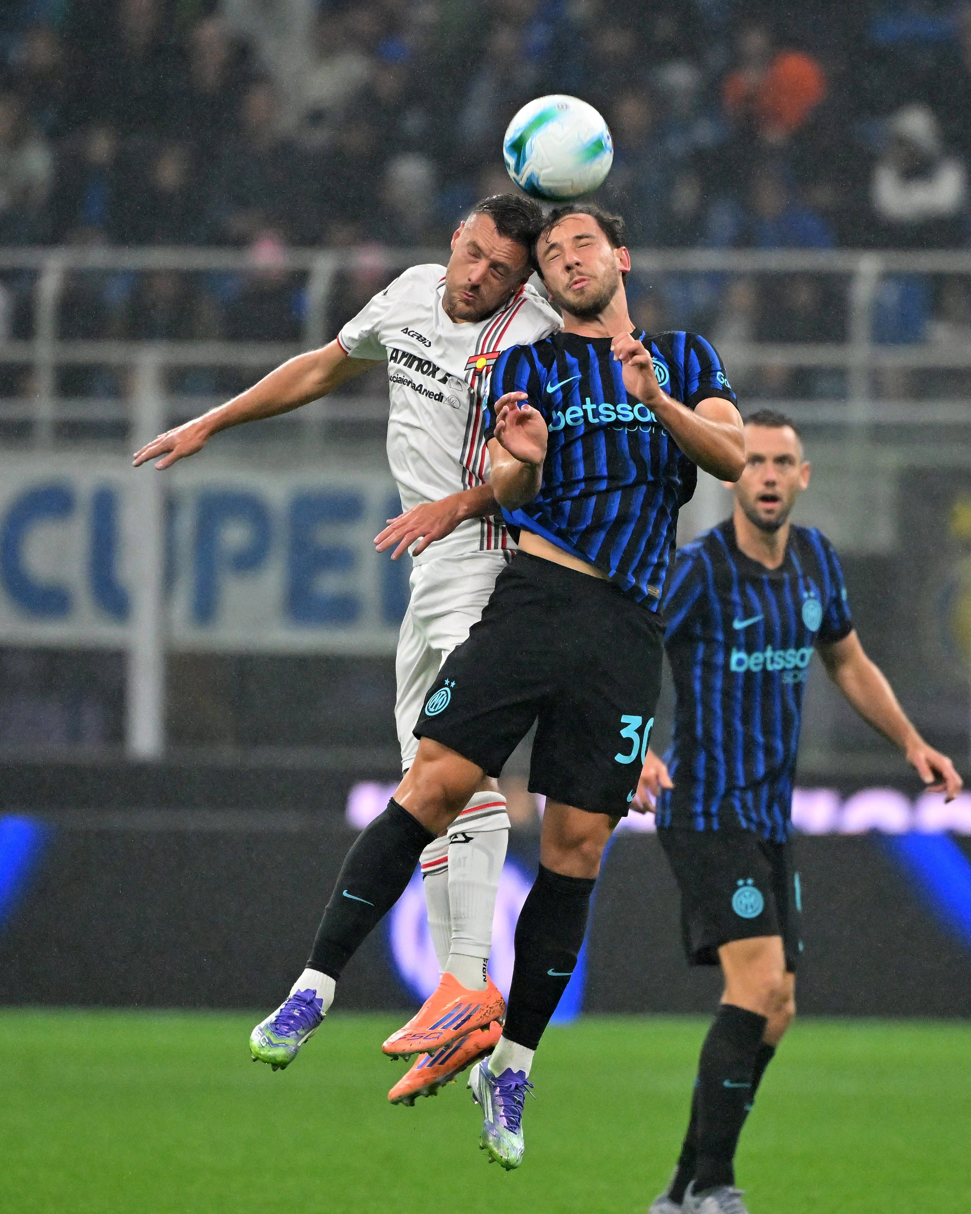 包含国际米兰-不敌桑普多利亚，连续两轮失利的词条