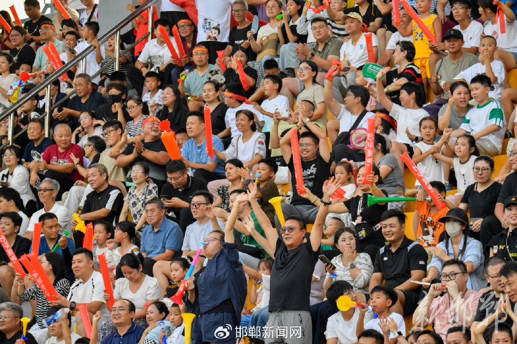 包含特级联赛开幕式盛大举行，球迷欢聚一堂的词条